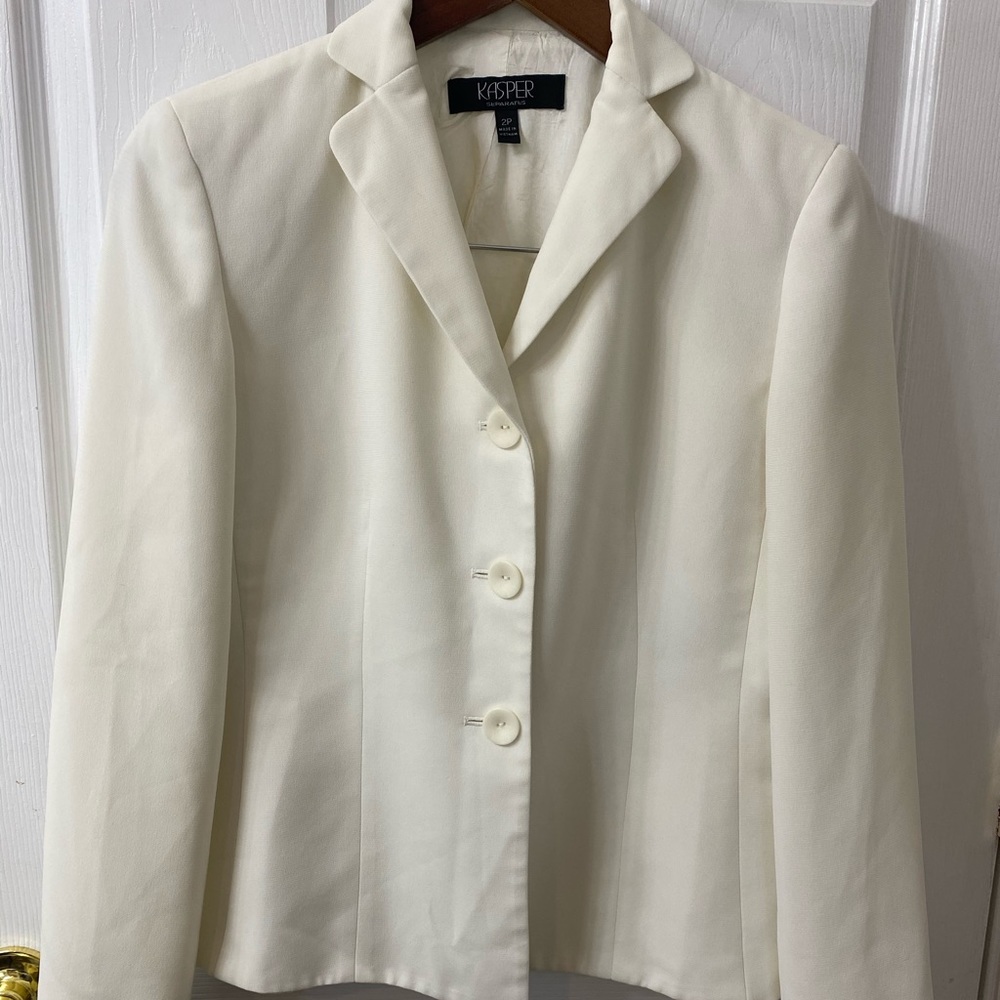 Size 2p Kasper suit separates top